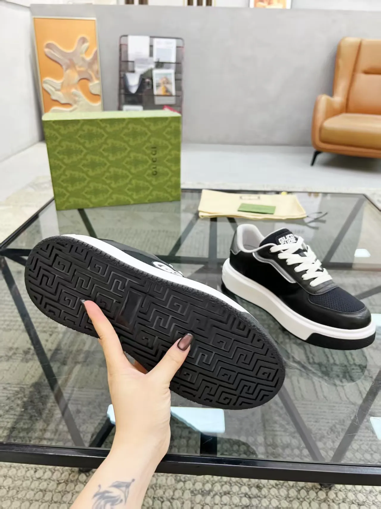 P440 new men's shoes GUCCI [Lightning] latest shoes are shipped. Original quality, fashionable, made of special materials, sheepskin lining, brand new packaging. The foot feels super comfortable and the workmanship is impeccable. Size: 38-45